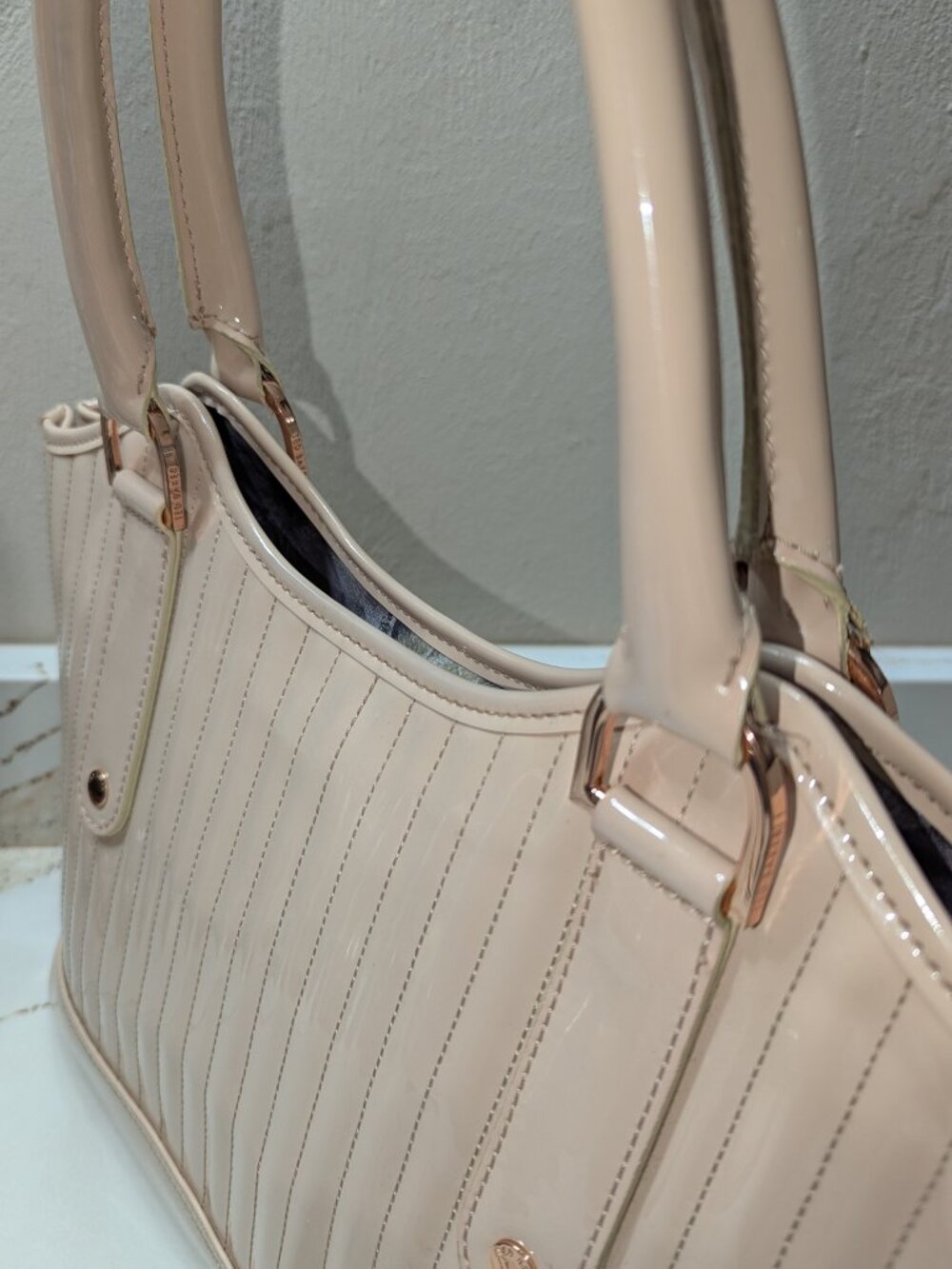 Ted Baker patent leather large bag. EUC! - Picture 14 of 15